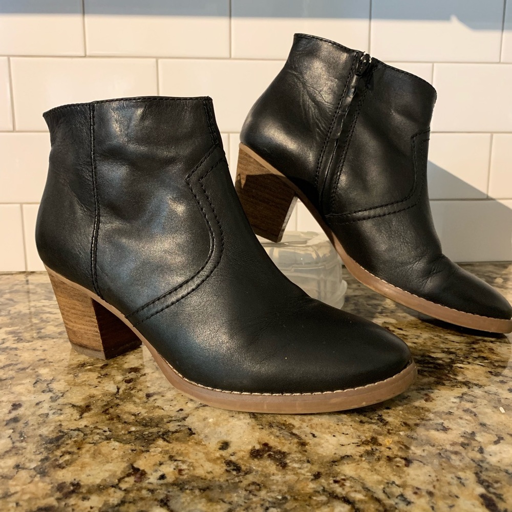 Crown Vintage Black Leather Booties Zip Up Sz 8.5